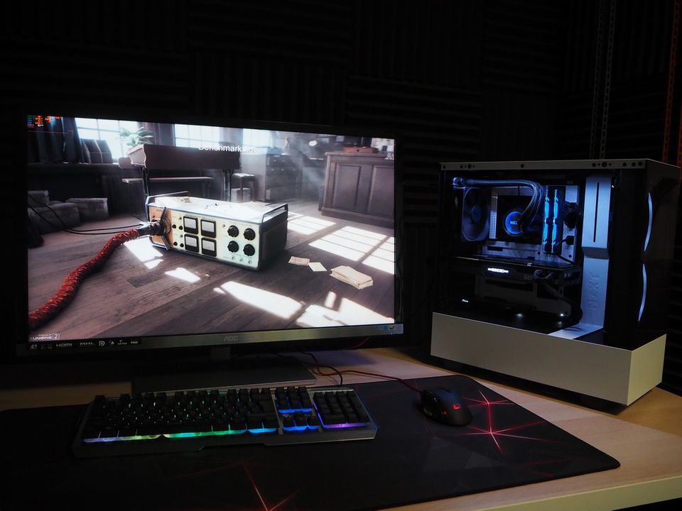 Gotowe stanowisko z PC NZXT uzupełnił monitor 4K AOC U3277FWQ.