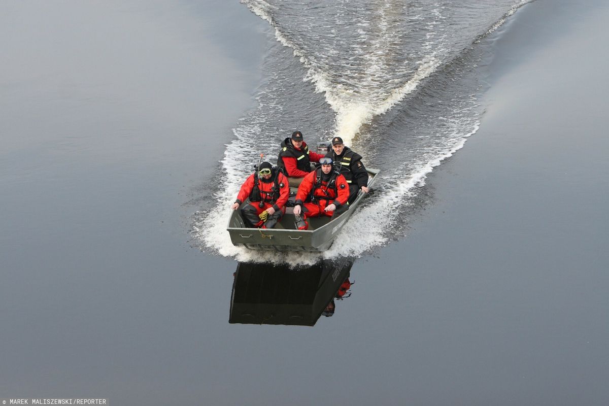 Grupa ratowników na rzece. Zdjęcie ilustracyjne
