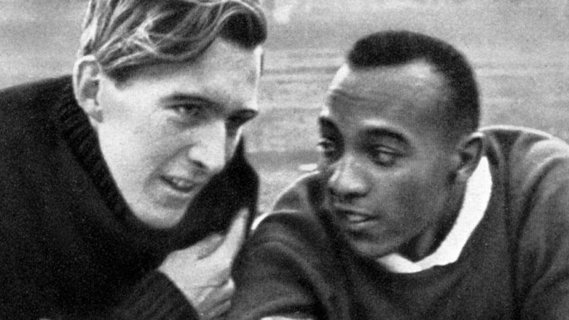 Luz Long (z lewej) i Jesse Owens (z prawej) na słynnym zdjęciu