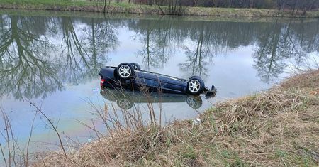 Volvo wylądowało w stawie. Pijany nastolatek za kierownicą