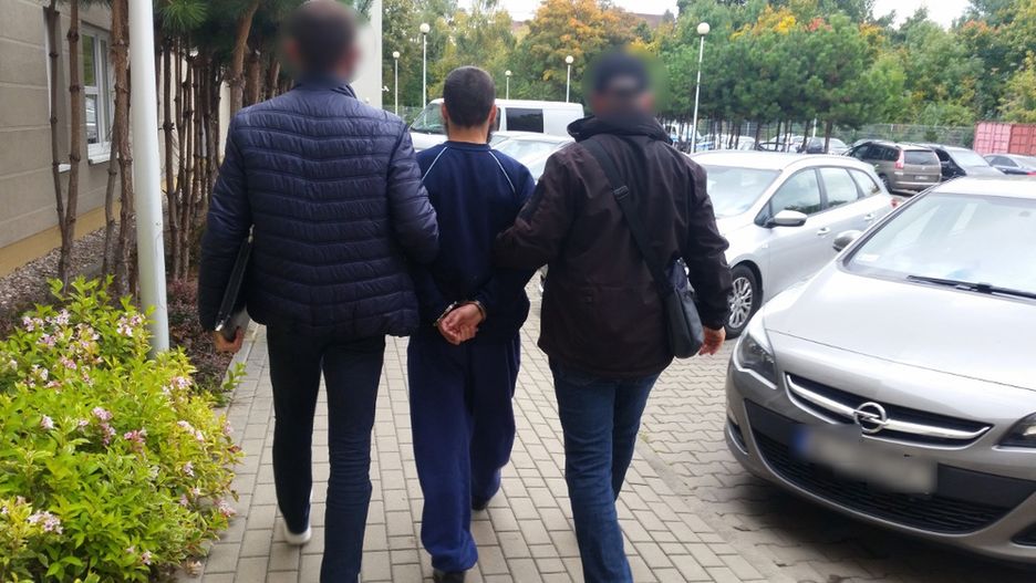 Policjanci z komisariatu kolejowego na Dworcu Centralnym, dzięki zdjęciu dostarczonemu przez śledczych z Targówka, wypatrzyli wśród pasażerów podejrzanego o zamordowanie swojego ojczyma. Nie zdążył wsiąść do pociągu i zmylić pogoni (Policja)