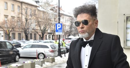 Krzysztof Rutkowski nie zawsze miał charakterystyczną fryzurę. Jak wyglądał przed laty? Będziecie zaskoczeni