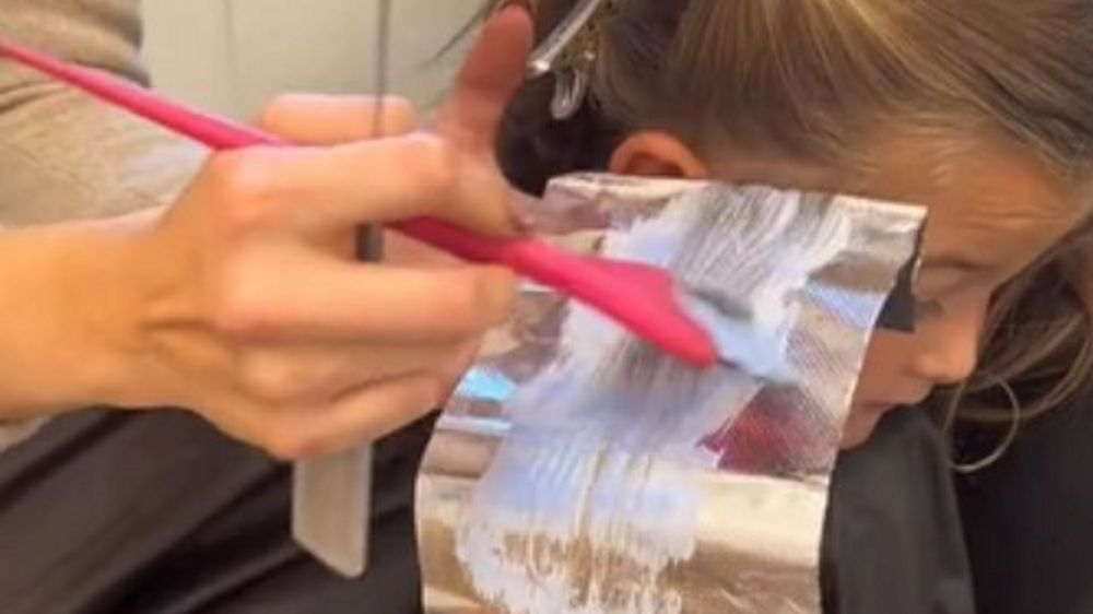 Zdaniem lekarza bezpieczna granica do farbowania włosów to ukończenie 16. roku życia.