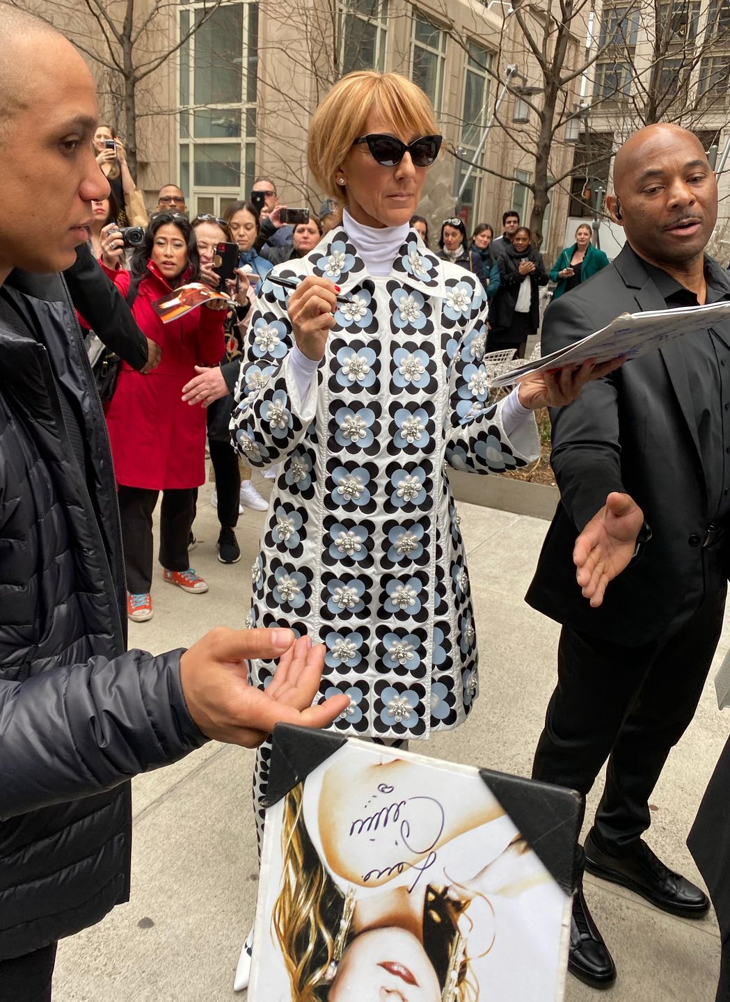 Celine Dion w płaszczu z trenem zadaje szyku na nowojorskiej ulicy. Piękna? (ZDJĘCIA)