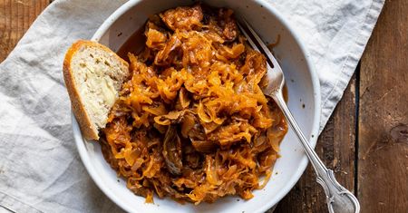 Tak najszybciej zawekujesz bigos. Nie zepsuje się i zachowa wszystkie wartości