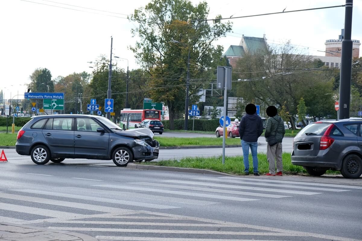Zderzenie skody z kią na rondzie Mohyły
