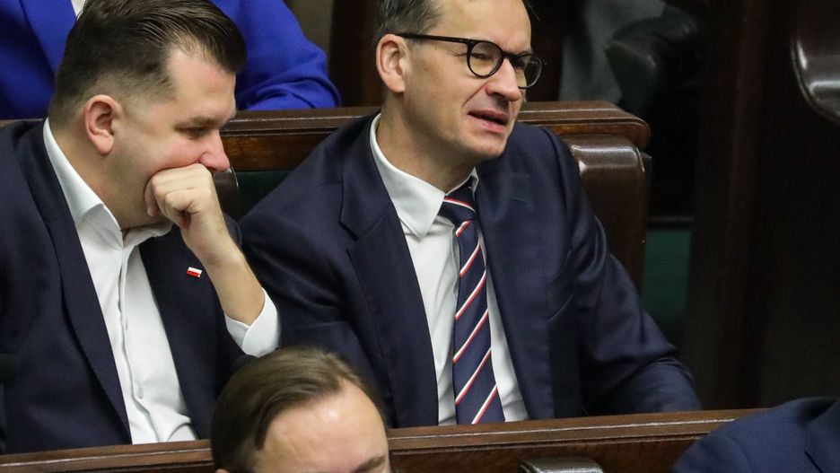 Warszawa, 24.01.2025. Posłowie PiS Łukasz Kmita (L) i Mateusz Morawiecki (P) na sali obrad Sejmu w Warszawie, 24 bm. W ostatnim dniu posiedzenia posłowie zajmą się m.in. głosowaniem nad projektem zmian w ustawie o wykonywaniu mandatu posła i senatora, tzw. lex Romanowski, a także nad poselskim projektem ustawy incydentalnej o rozpoznawaniu przez Sąd Najwyższy spraw dotyczących m.in. wyborów prezydenckich. (aldg) PAP/Tomasz Gzell