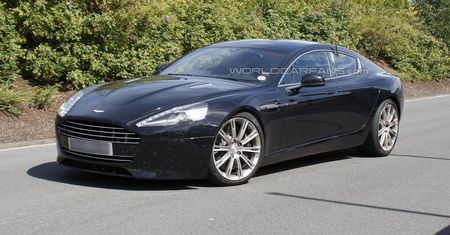 2013 Aston Martin Rapide - odświeżony model przyłapany bez kamuflażu