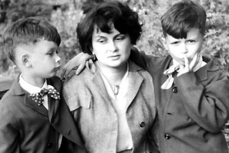 Z bratem Lechem i mamą Marią, 1955