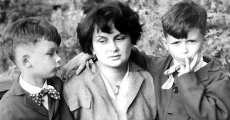 Filmowy Placek, polityczny geniusz i miłośnik kotów: Jarosław Kaczyński kończy dzisiaj 68 lat (STARE ZDJĘCIA)