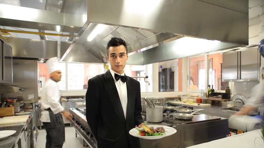 Student dzienny może dorabiać w weekendy jako kelner