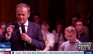 Przeszli samych siebie. TVP Info cytuje "pochwałę" od Tuska