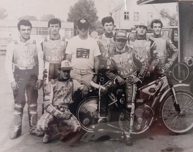 Reprezentacja w połowie lat 80. Stoją od lewej - Cristofori, Battaglia,  kierownik Vito Artosin, Giuseppe Scalzolaro, Armando Castagna i Paolo  Salvatelli. Klęczy Valentino Furlanetto, na motocyklu Giorgio Zarmella