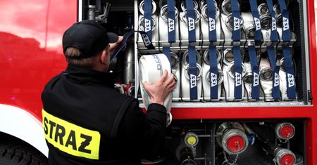 Warszawa. Na Bemowie zapalił się drewniany dom
