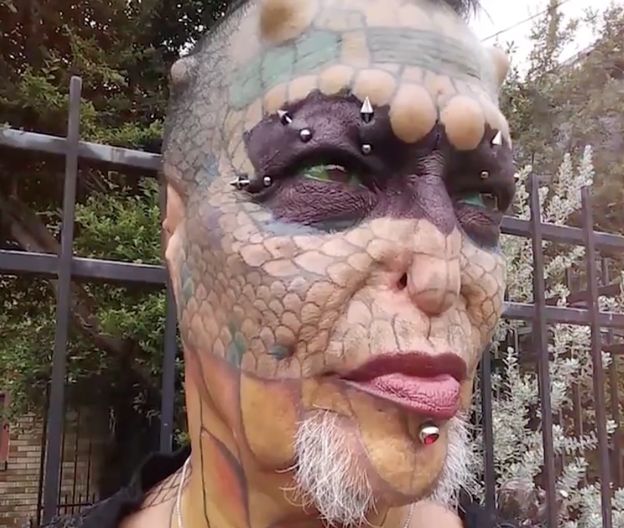 62-latka wierzy, że jest pół człowiekiem, pół SMOKIEM. Na operacje plastyczne wydała już ponad 300 tysięcy złotych (FOTO)