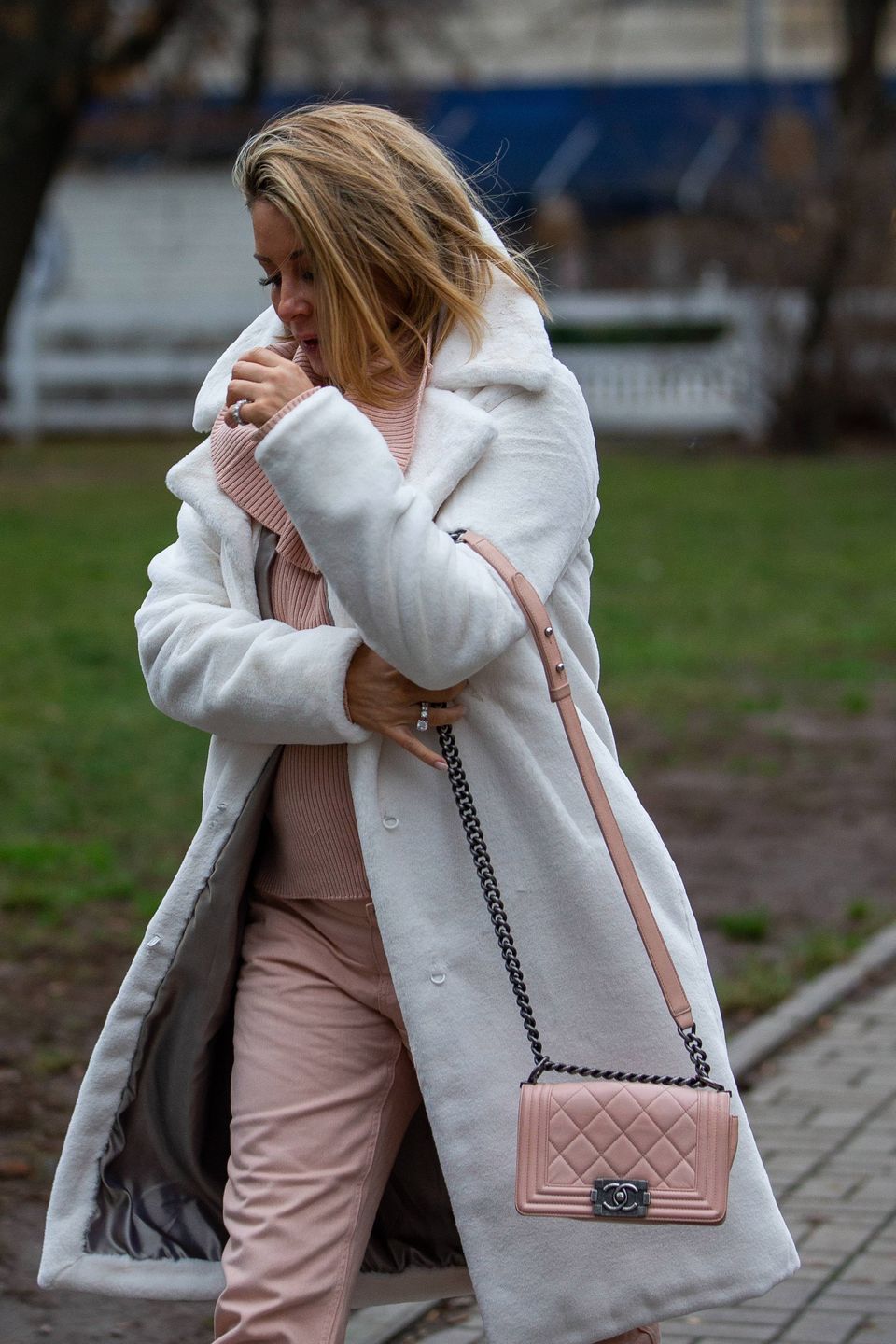 Małgorzata Rozenek w białym płaszczu