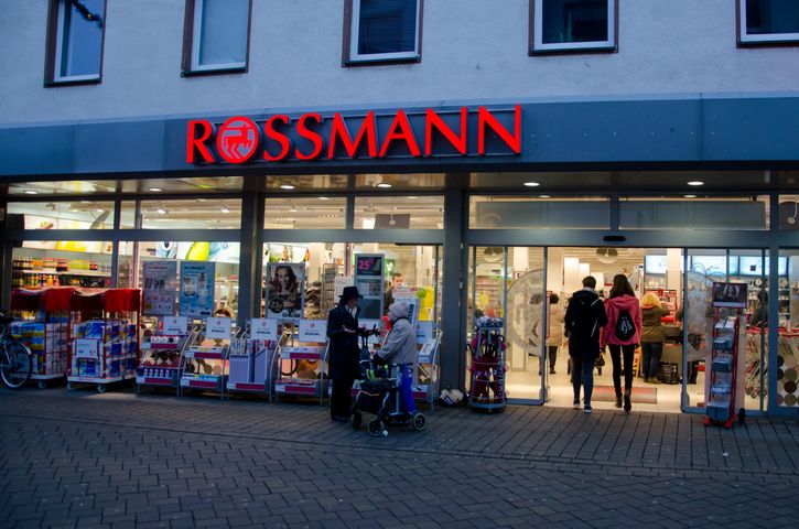 Rossmann podczas sezonowej promocji na kosmetyki oferuje produkty tańsze nawet o 70 proc.