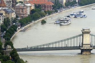 Wiatr zwiększa groźbę przerwania wałów na Dunaju