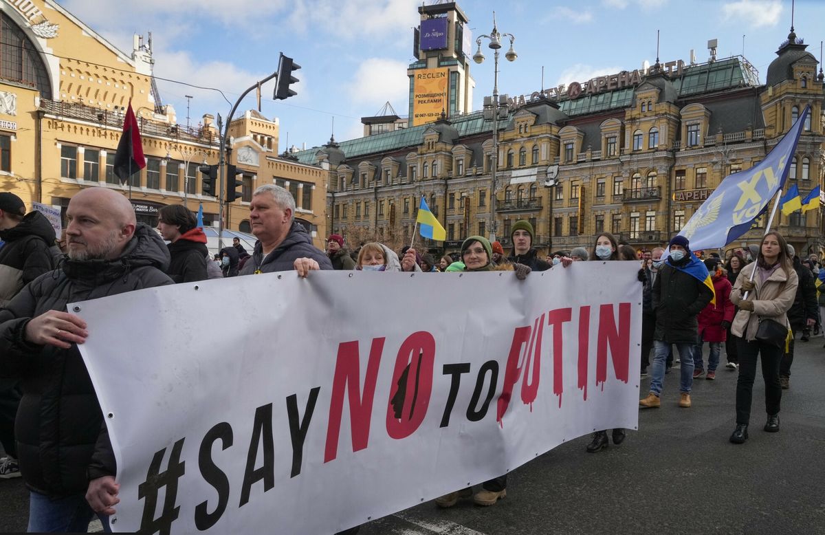 Protest przeciwko potencjalnej eskalacji napięcia między Rosją a Ukrainą. Polski MSZ jeszcze nie wzywa Polaków do ewakuacji z Ukrainy 