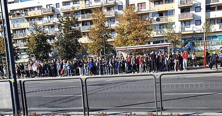 Warszawa: Codzienny wyścig do autobusów. Mieszkańcy chcą zmian przy metrze Bemowo