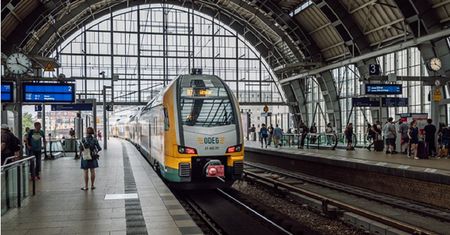 Tragedia na dworcu w Berlinie. Matka i dziecko wpadli pod pociąg