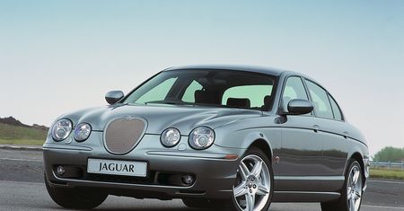 Ktoś okleił Jaguara S-Type'a resorakami. To dowód, że każdy samochód może mieć fanów