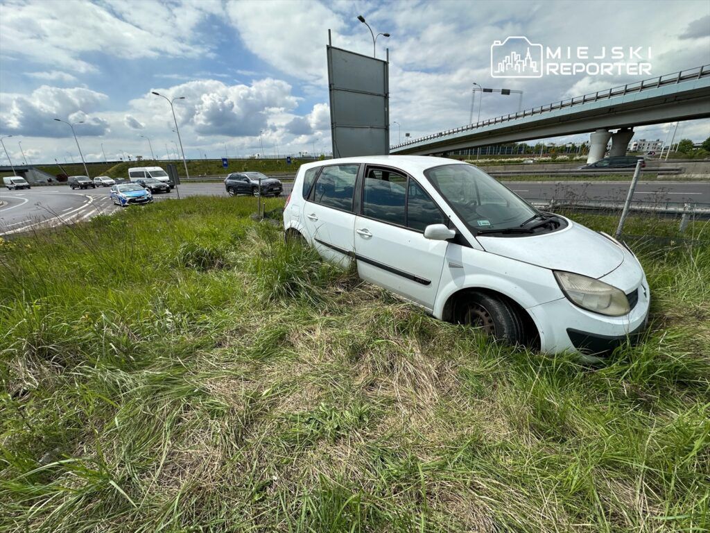 Wypadek w Warszawie. Samochód przebił ogrodzenie, a kierowca zbiegł