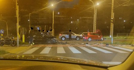 Nocna kolizja na skrzyżowaniu. Pijany kierowca Bolta wjechał w mercedesa