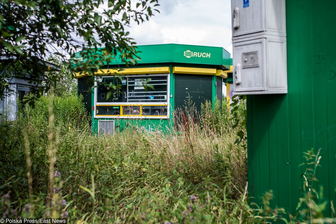 Niezwykłe miejsce pod Łodzią. Cmentarzysko i parking kiosków Ruchu