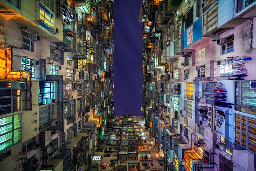 Wieżowce w Hong Kongu i zachwycający świat kolorów, faktur i symetrii