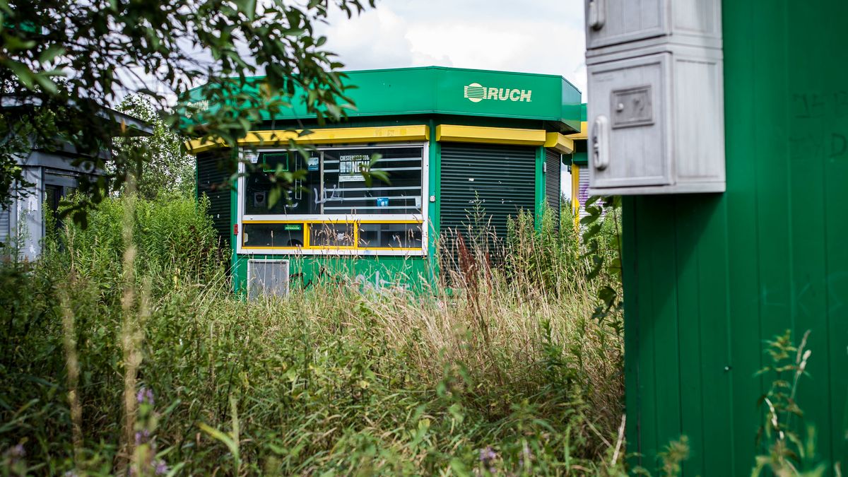Niezwykłe miejsce pod Łodzią. Cmentarzysko i parking kiosków Ruchu 1