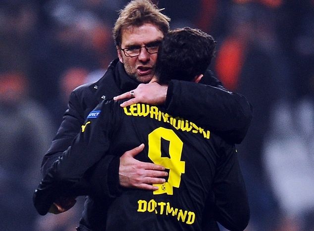 Juergen Klopp i Robert Lewandowski. Jakby "ojciec" obejmował "syna". Fot. Getty