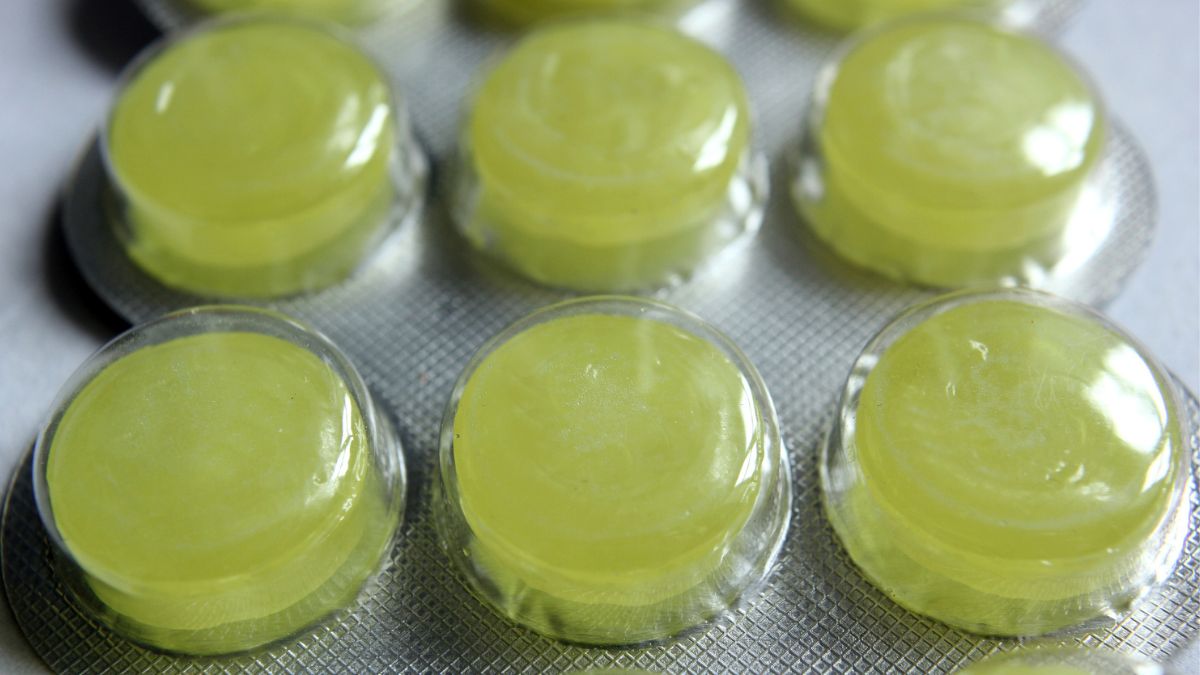 GIS poinformował o wycofaniu serii tabletek na ból gardła