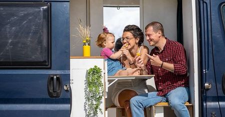 Mieszkają w vanie z 1,5-roczną córką. "Wydajemy na życie 10 euro dziennie"