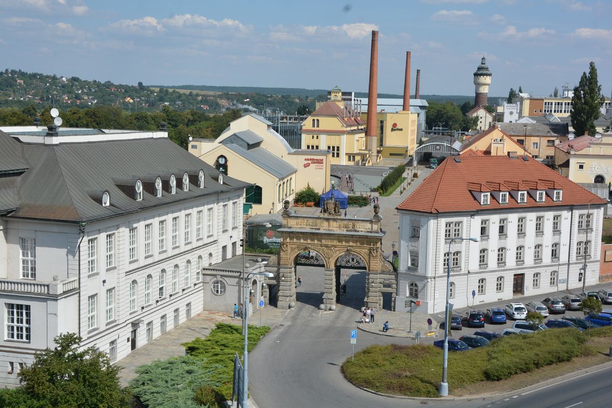 Do browaru Pilsner Urquell wiedzie brama przypominająca łuk triumfalny 