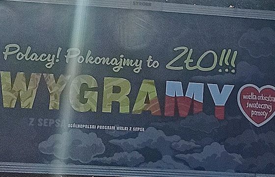 „Polacy! Pokonajmy to zło!” na plakatach WOŚP. Owsiak: zgrało się terminowo z wyborami