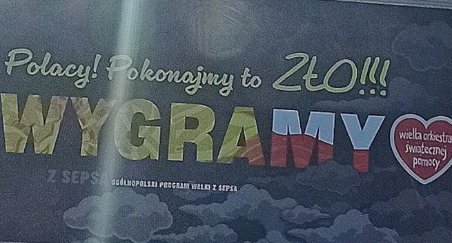 „Polacy! Pokonajmy to zło!” na plakatach WOŚP. Owsiak: zgrało się terminowo z wyborami