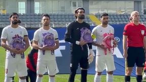 Irańczycy odśpiewali hymn. Zobacz, co mieli w rękach