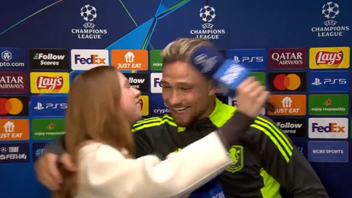 Twitter / CBS Sports Golazo / Na zdjęciu: Matty Cash z siostrą