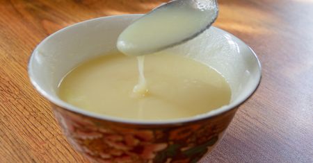 Babcia smarowała bolące kolana albo używała do smażenia. Dziś mało kto docenia