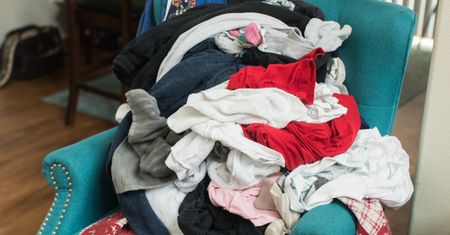 Częsty widok w wielu domach. Psycholodzy mówią, kto tak robi