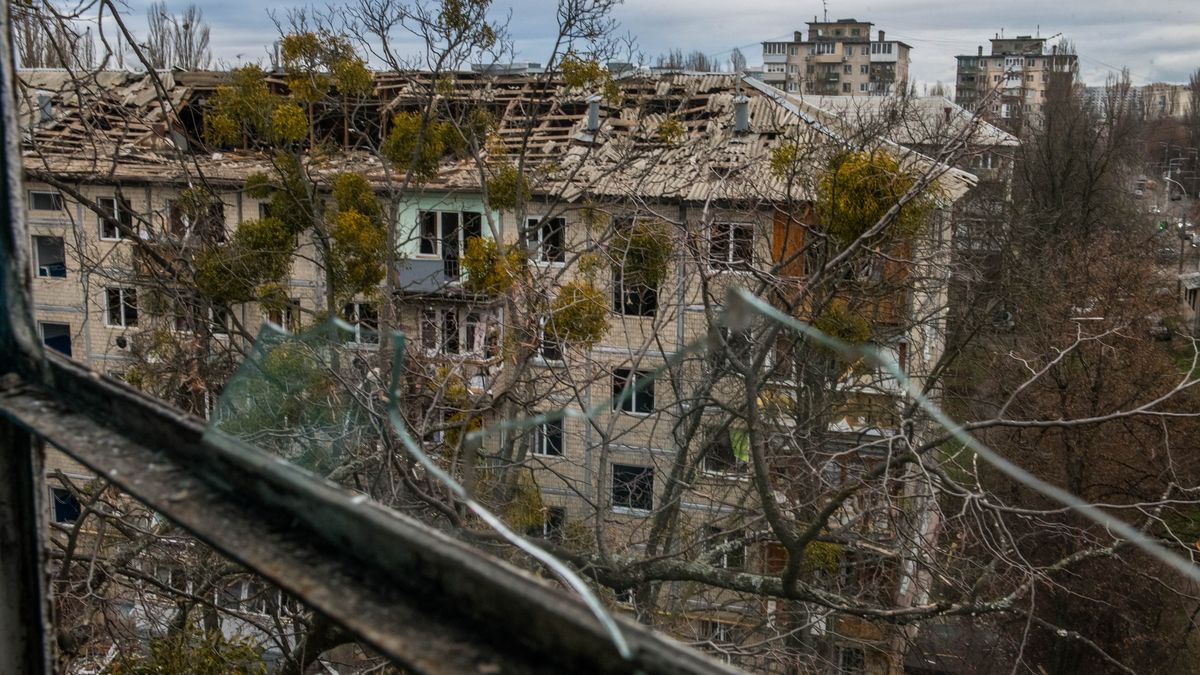 Kijów, Ukraina, 23.12.2025. Zniszczenia w wyniku rosyjskiego ataku dronowego na jedną z mieszkalnych dzielnic Kijowa, 23 bm. Wg władz ukraińskich ostatniej nocy Rosja wykorzystała do zmasowanego ostrzału co najmniej 13 obwodów Ukrainy ponad 650 dronów, w większości typu Shahed, i 30 rakiet. Trwa inwazja Rosji na Ukrainę. (jm) PAP/Vladyslav Musiienko ***Do tego materiału zdjęciowego dostępna jest również depesza w systemie CSI, pt.: Ukraina/ Zełenski: Rosja zaatakowała Ukrainę ponad 650 dronami i 30 rakietami***