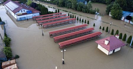 Małopolska. Ogromne straty po podtopieniach. "Mały strumyk zamienił się w rwący potok"