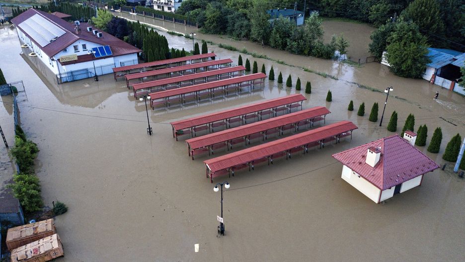 Grodzisko Górne, 18.07.2021. Podtopienia po gwałtownych opadach deszczu we wsi Grodzisko Górne (pow. leżajski), 18 bm. Do usuwania skutków burz, które przechodziły lokalnie nad regionem podkarpaccy strażacy 18 bm. wyjeżdzali ponad 200 razy.  (kf) PAP/Darek Delmanowicz