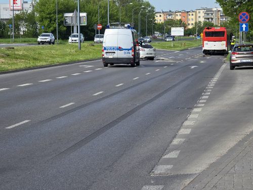 fot. lublin112.pl.  Z impetem wbił się w autobus