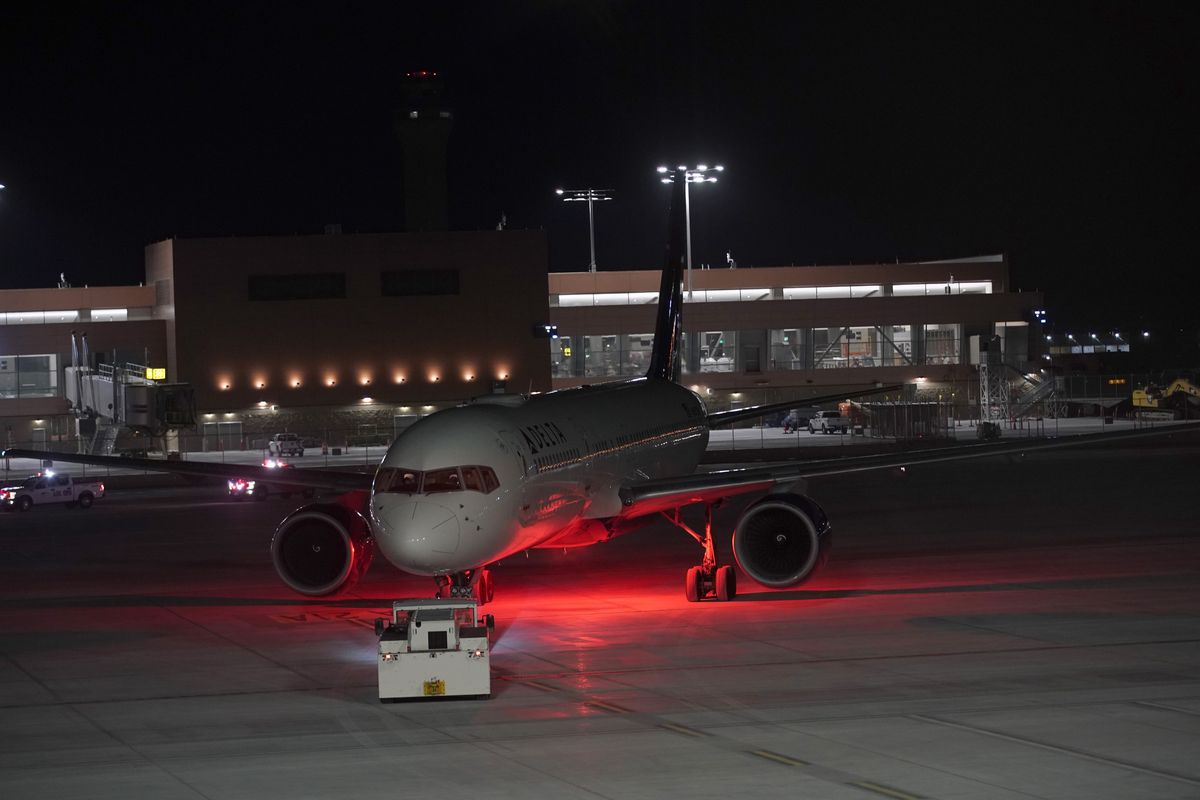 Samolot na lotnisku w Salt Lake City. Zdjęcie ilustracyjne