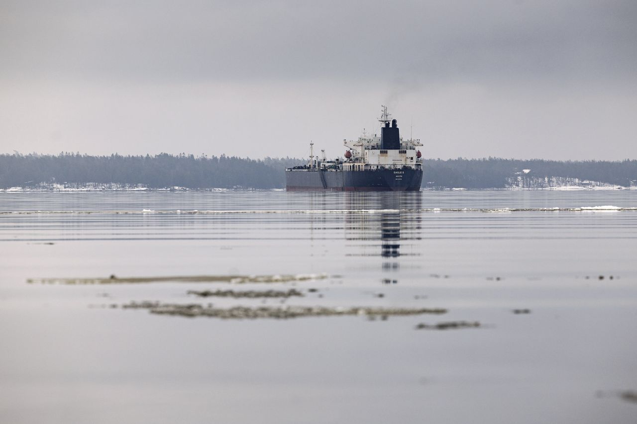 Estonian navy intercepts Russian tanker near vital cables