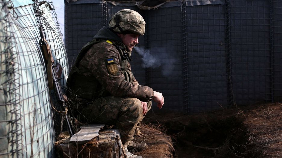 Sytuacja na UkrainieA Ukrainian serviceman smokes at a position on the front line with Russia-backed seapratists near the settlement of Troitske in the Lugansk region on February 22, 2022, a day after Russia recognised east Ukraine's separatist republics and ordered the Russian army to send troops there as "peacekeepers". - The recognition of Donetsk and Lugansk rebel republics effectively buries the fragile peace process regulating the conflict in eastern Ukraine, known as the Minsk accords. Russian President recognised the rebels despite the West repeatedly warning him not to and threatening Moscow with a massive sanctions response. (Photo by Anatolii STEPANOV / AFP)ANATOLII STEPANOV