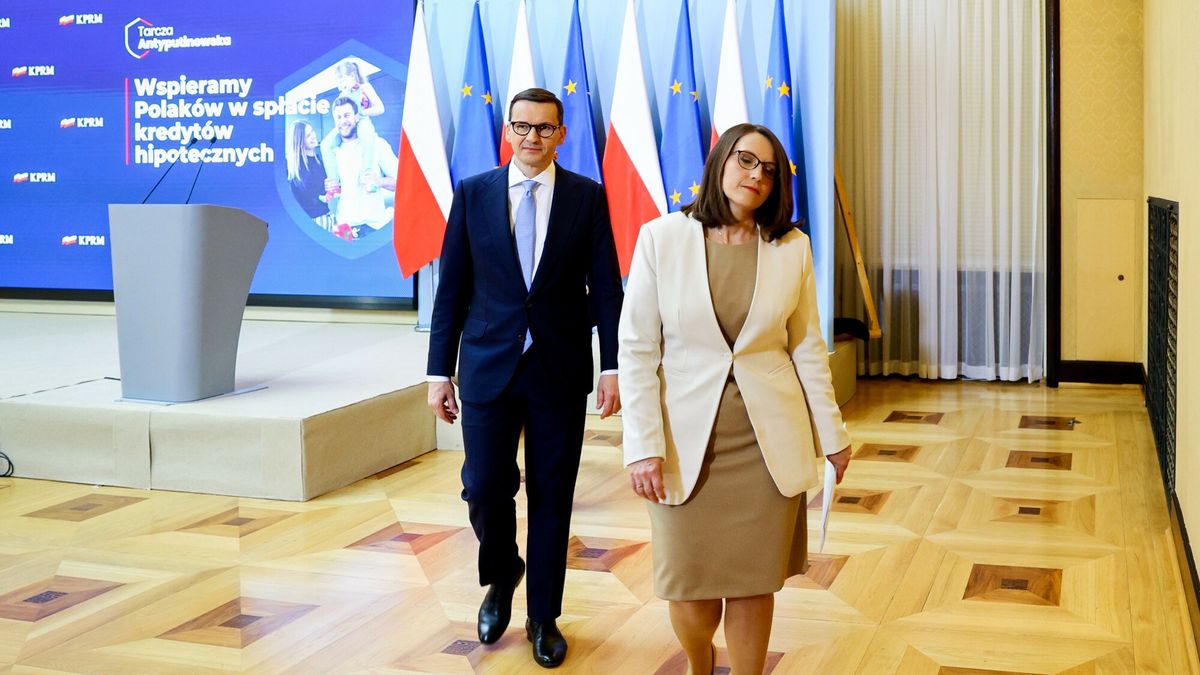 Konferencja premiera Morawieckiego nt. pomocy dla kredytobiorc�w
10.05.2022 Warszawa Konferencja premiera Mateusza Morawieckiego oraz minister finansow Magdaleny Rzeczkowskiej  Fot Jacek Dominski/REPORTER
n/z: Magdalena Rzeczkowska, Mateusz Morawiecki
Jacek Dominski/REPORTER