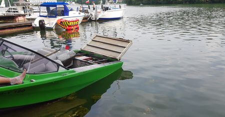 Eksplozja na jeziorze Lubiąż. Musiał się ratować skokiem do wody